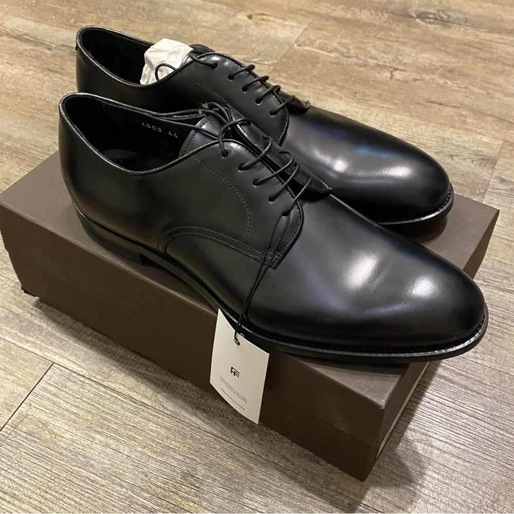 Doucal’s black leather lace up